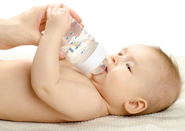 شرب الطفل الرضيع للماء