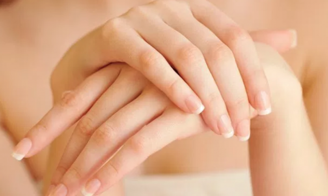 8 نصائح مهمة للحفاظ على بشرة يديك خلال موسم البرد.. اكتشفيها