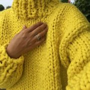 الـ Chunky Knit Sweater يعود لاجواء الموضه من جديد