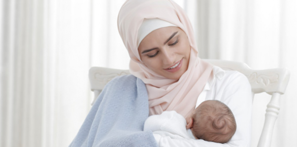 الرضاعة الطبيعية تحمي الأم من الزهايمر