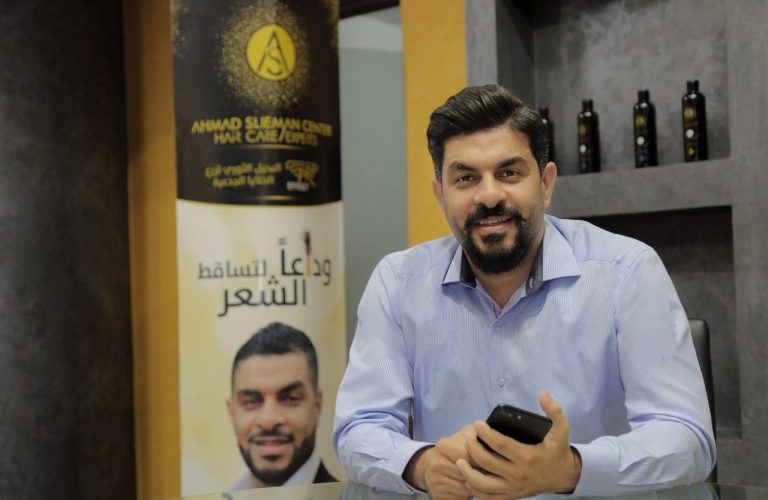 خبير الشعر اللبناني أحمد سليمان.. يبتكر أول صبغة علاجية طبيعية