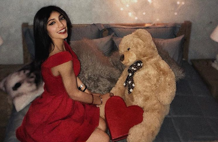 صور..ايمان بطمة تتألق بفستان أحمر في عيد الحب