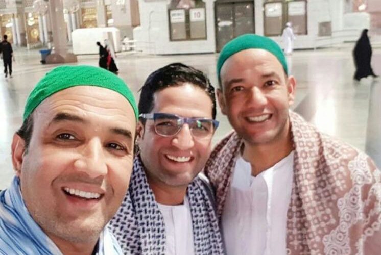 صور: من المدينة المنورة..رشيد الوالي يؤدي مناسك العمرة رفقة شقيقيه