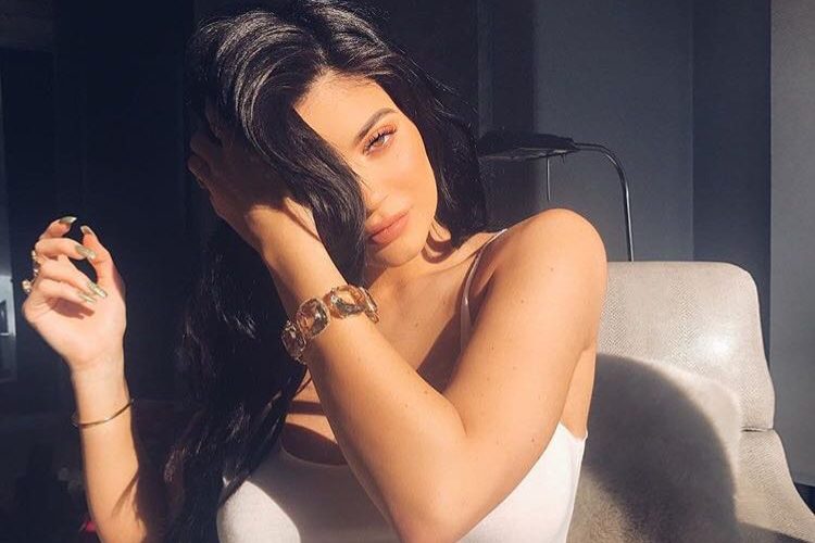 صورة..كايلي جينر تكشف عن ملامح واسم مولودتها