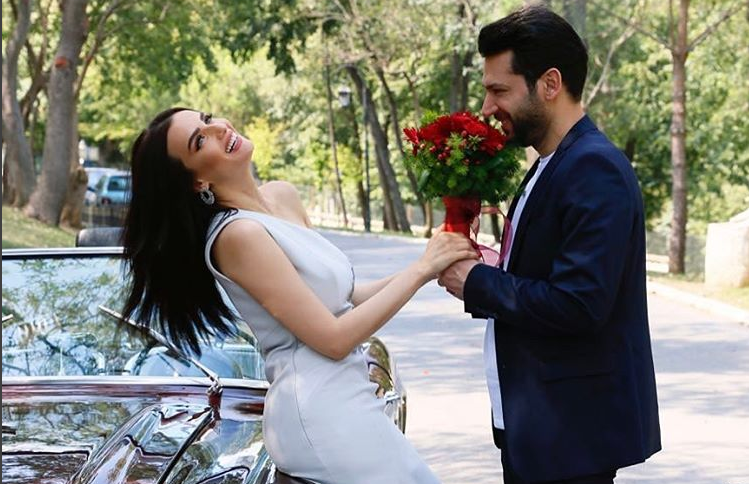 ايمان الباني ومراد يلدريم في صور رومانسية بمناسبة عيد الحب