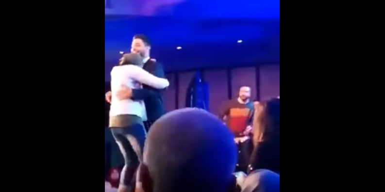فيديو..معجبة تهاجم نجم « ارب ايدول » وهو على خشبة المسرح