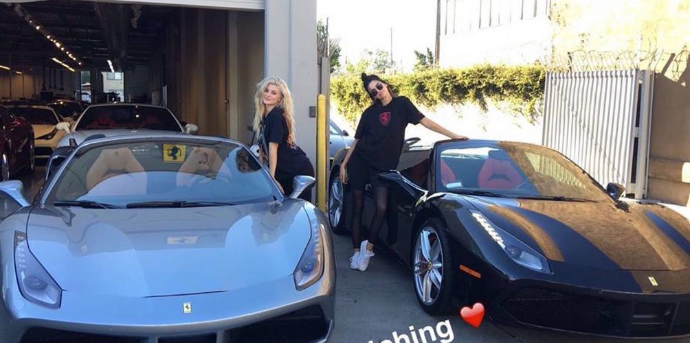 صورة: كايلي جينير تهدي نفسها فيراري بقيمة 1.4 مليون دولار بعد ولادتها