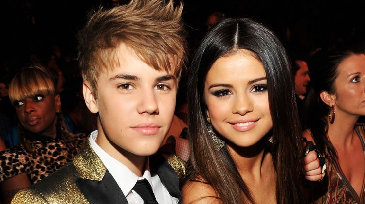 جاستن بيبر ينهار في الشارع و والدة سيلينا هي السبب في انفصالهما