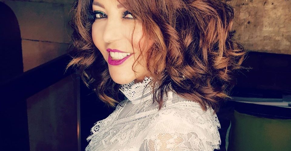 السفير الفرنسي يسلم سميرة سعيد درع « أيقونة الأناقة » بالعالم العربي