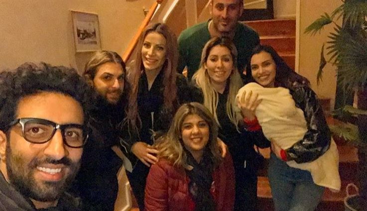 صورة عائلية تجمع كارمن سليمان وزوجها بصونيا النكادي من المغرب