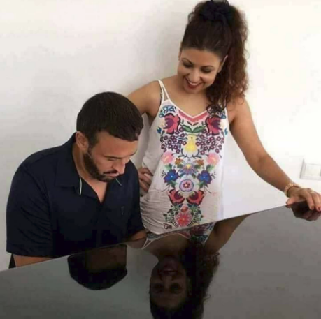 بالصور.. حسناء ترافق كاظم الساهر أينما ذهب