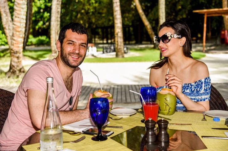 شاهدوا الصور الأولى من الرحلة الرومانسية لإيمان الباني ومراد يلدريم في المالديف