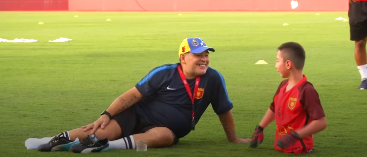 لقاء مع &laquo;&nbsp;الأسطورة&nbsp;&raquo;.. الأرجنتيني مارادونا يحقق حلم طفل بلا قدمين