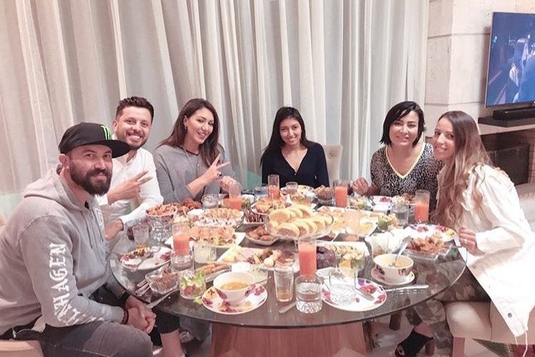 حاتم عمور يجتمع بأصدقائه النجوم على مائدة الإفطار (صورة)