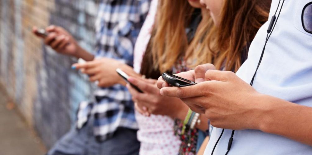 دراسة: الإدمان على الهواتف الذكية خطر على الصحة العمومية