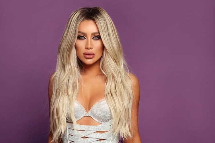 بالفيديو… مايا دياب تتجول بثوب الاستحمام وسط الشارع بلندن