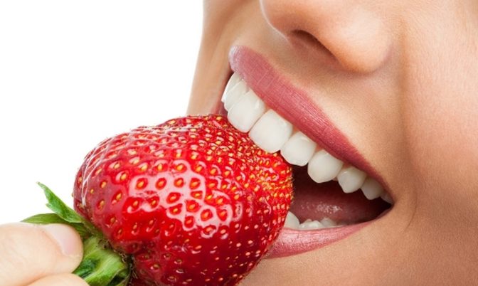 أطعمة تساعد على تبييض الأسنان
