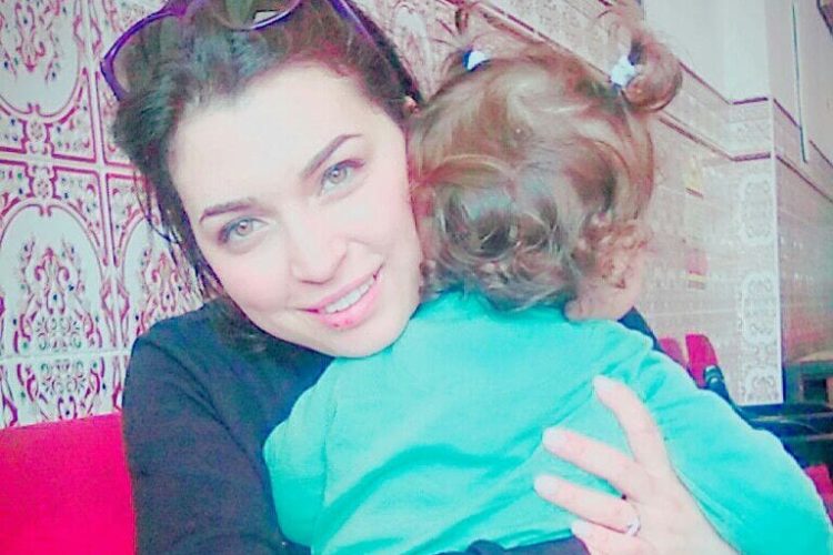 فرح الفاسي تتعاطف مع عائلة الطفلة غزل المختفية وتتمنى رجوعها (صورة)