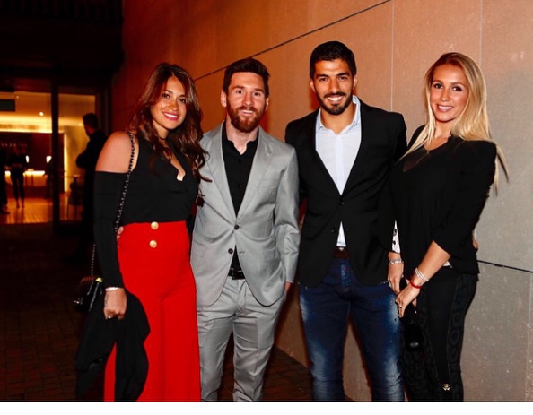 بالصور: قبل الكلاسيكو… نجوم فريق برشلونة يحتفلون رفقة زوجاتهم