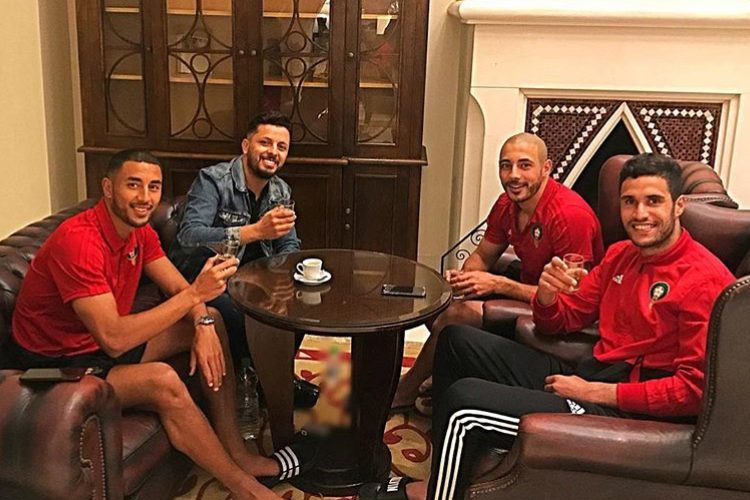 صورة…حاتم عمور رفقة لاعبي المنتخب الوطني