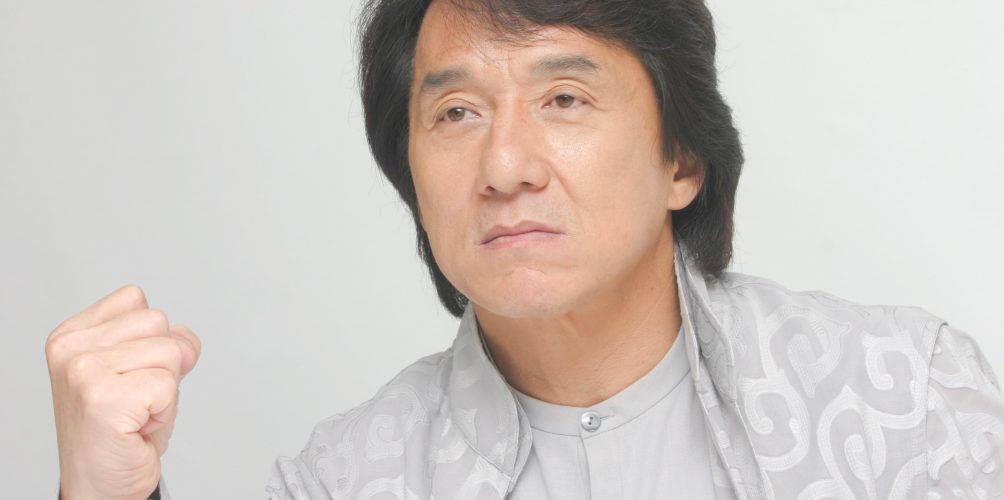 طردتها والدتها.. ابنة الممثل العالمي جاكي شان تعيش في الشارع