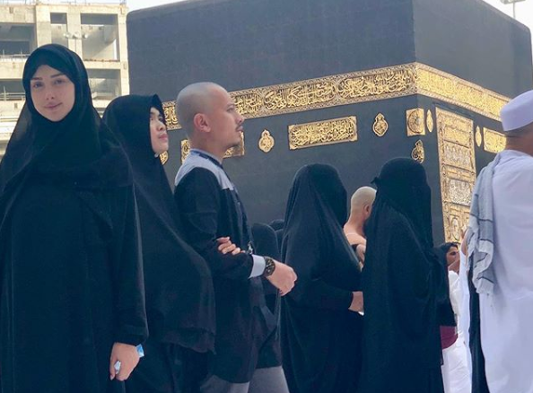 بسمة بوسيل بالحجاب وتؤدي مناسك العمرة (صورة)