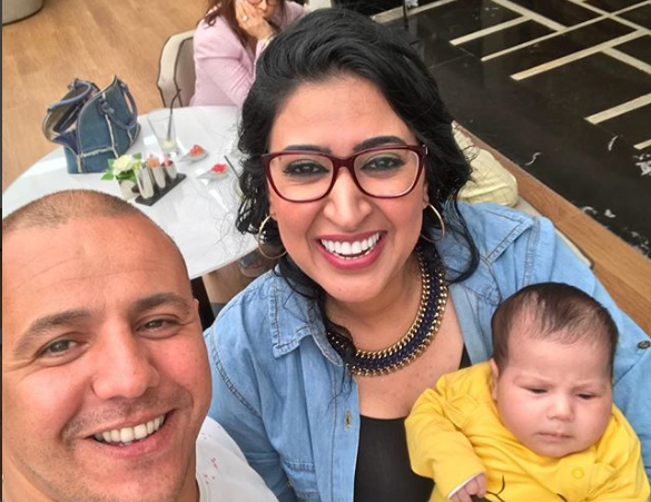 صورة… دنيا بوطازوت رفقة الشاب فضيل وابنته