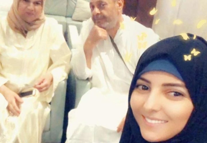 مريم سعيد ترتدي الحجاب وتتجه رفقة والديها لأداء مناسك العمرة (صورة)