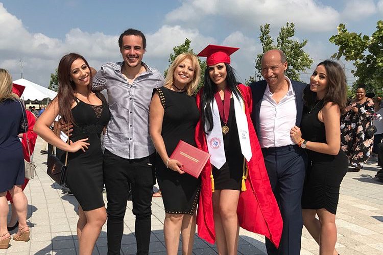 بحضور عائلتها… زينة عويطة تتخرج من جامعتها بأمريكا (صور)