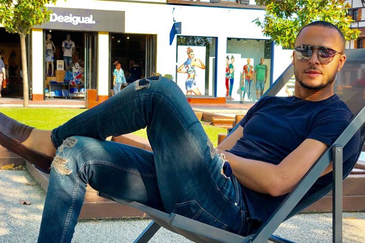 هشام مسرار يرزق بمولود جديد ويختار له هذا الاسم (صورة)