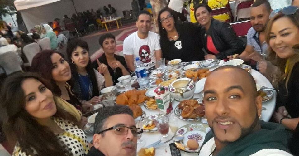 بالصور.. فنانون مغاربة في إفطار رمضاني مع الأطفال المصابين بداء السرطان