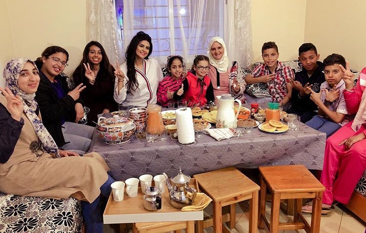 الجديدة… سلمى رشيد ووالدتها في إفطار بجمعية لرعاية الأطفال (صورة)