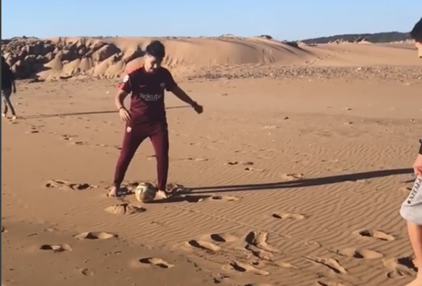 بالفيديو… إيهاب أمير يستعرض مهاراته في رياضة كرة القدم