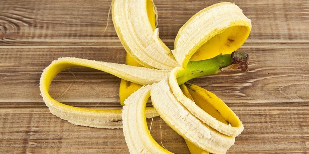 يزيل حب الشباب ويبيض الأسنان…فوائد قشر الموز