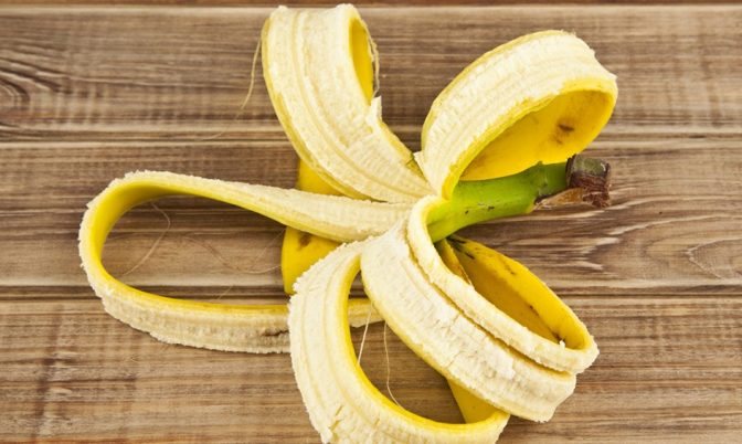 يزيل حب الشباب ويبيض الأسنان…فوائد قشر الموز