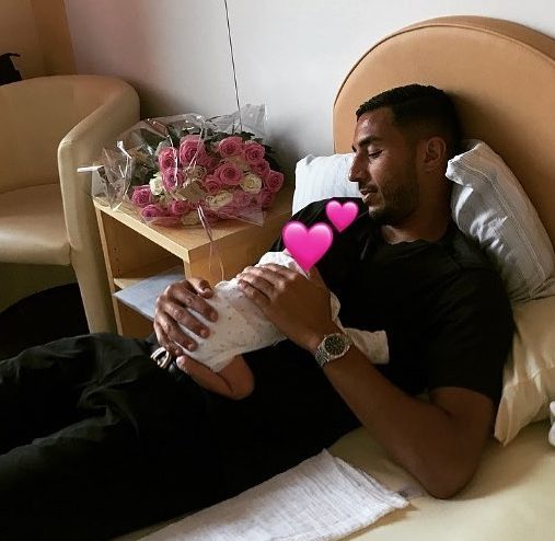 عزيز بوحدوز يتقاسم مع معجبيه فرحة ولادة ابنته الأولى (صورة)