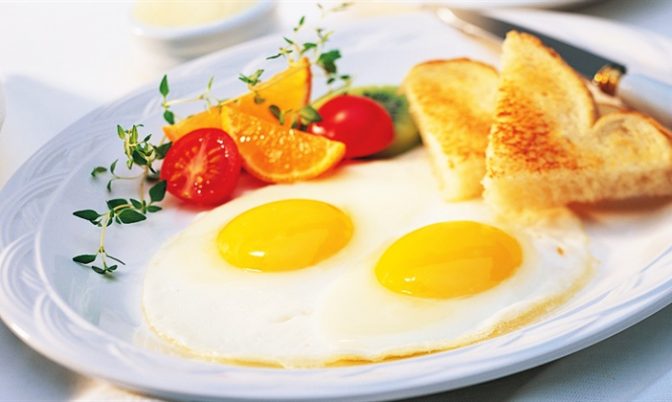 بيضة واحدة خلال وجبة الإفطار ستخلصك من دهون البطن