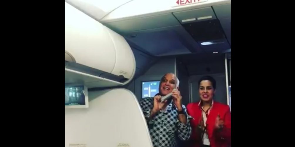 عبد الرحيم الصويري يغني للمسافرين على متن الطائرة (فيديو)