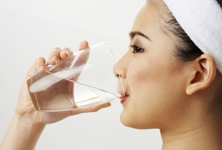 يمنع الشيخوخة المبكرة و يساعد على تخفيف الوزن …فوائد شرب الماء الدافئ