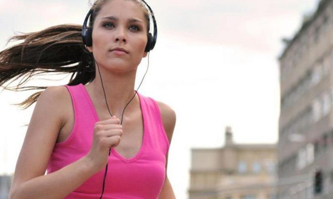 دراسة …الاستماع الى الموسيقى يجعلك تستمتعين بممارسة الرياضة