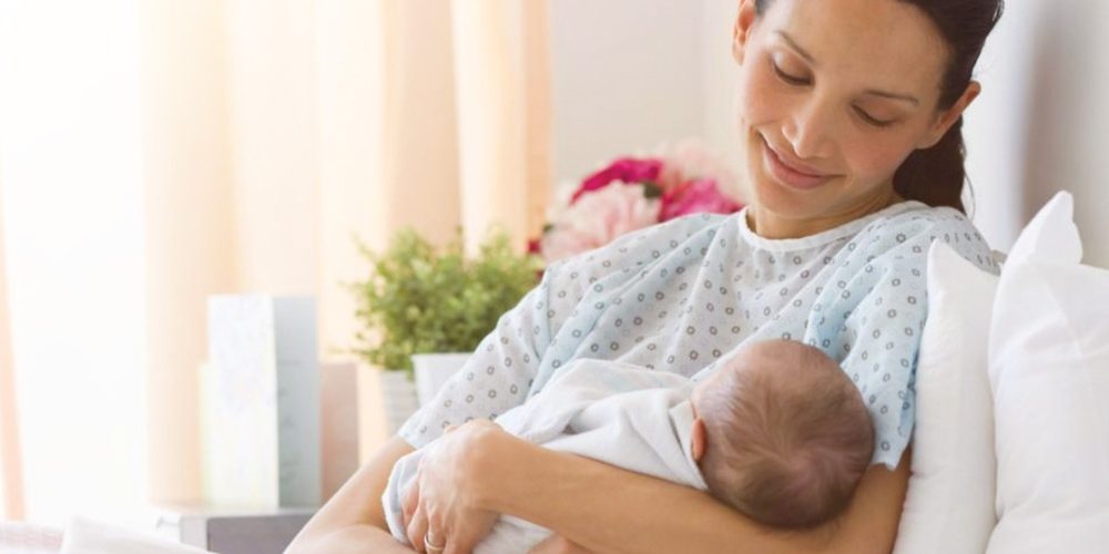 للأمهات …كيف تعتنين ببشرتك  بعد الولادة !