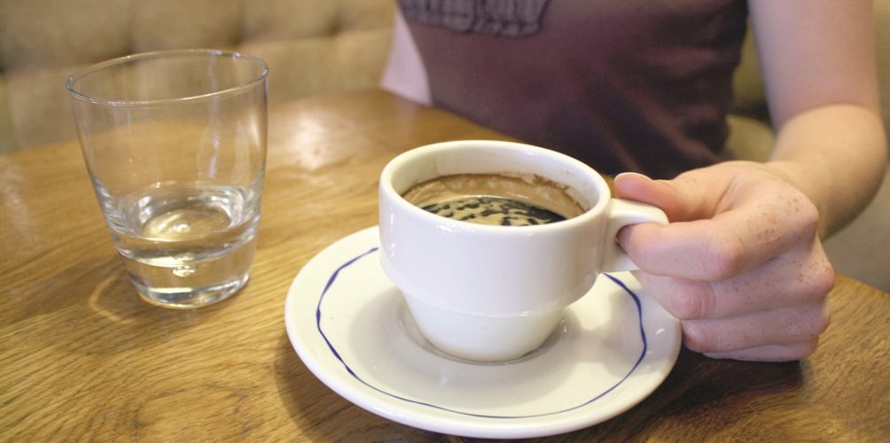 العهدة على علماء السويد.. 5 فناجين من القهوة، تحميك من سرطان الثدي!