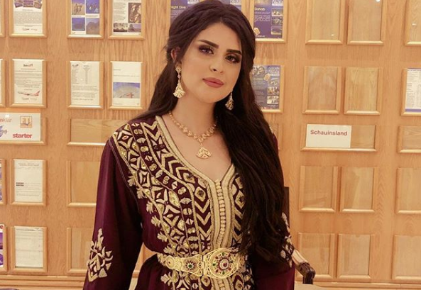 بالفيديو..زوج سلمى رشيد يهديها ميكروفونا مرصع بالذهب الأبيض والألماس!