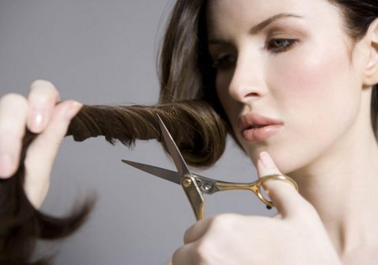 طريقة سهلة لقص الشعر بالبيت  …و نصائح للعناية به