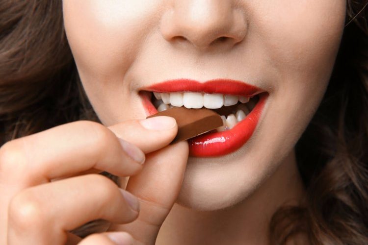 دراسة.. تناول الشوكولاتة يقيكم من الإصابة باضطرابات القلب!