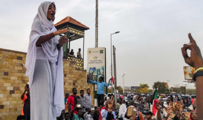 لقبت بـ »الملكة النوبية ».. امرأة سودانية تتحول لأيقونة « الثورة » في السودان