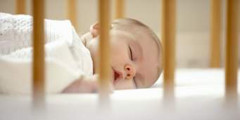 10 طرق طبيعية.. لتنظيم مواعيد نوم طفلك