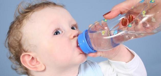 لنمو صحي.. متى يستطيع طفلك الرضيع شرب المياه