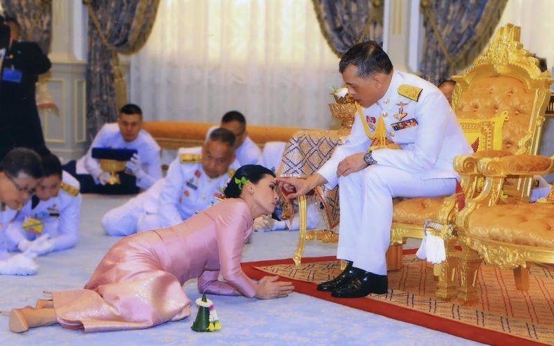 قبل أيام من تتويجه.. زواج ملك تايلند من حارسته الشخصية
