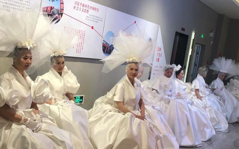 بفساتين زفافهن.. صينيات يحتفلن بعيد الأم